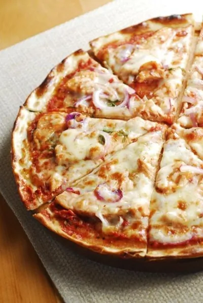 Пицца с курицей, базиликом и моцареллой