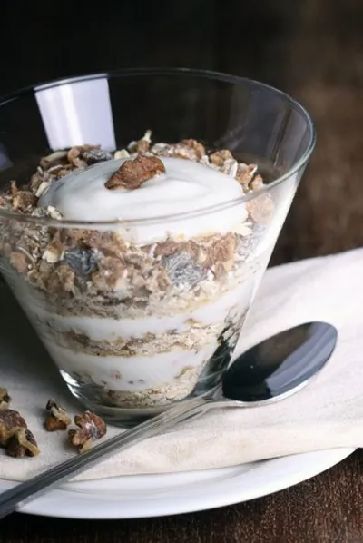 Парфе с йогуртом и гранолой