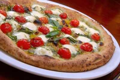 Сырная пицца с базиликом