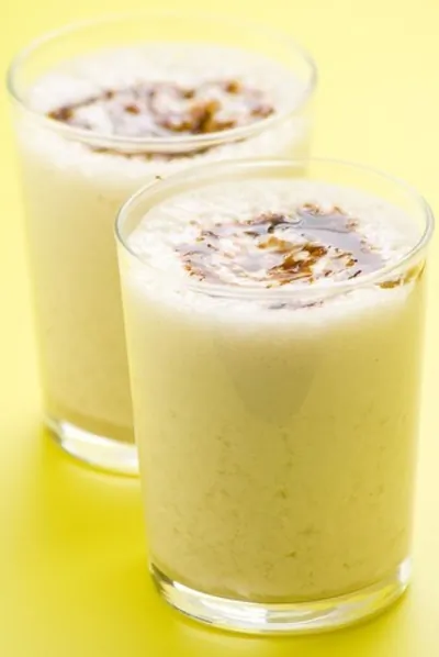 Бананово-карамельный милкшейк с карамельным соусом