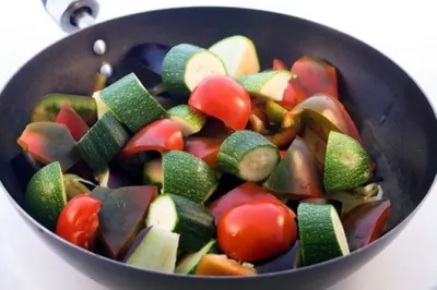 Салат из запеченных цукини и помидоров с миндалем