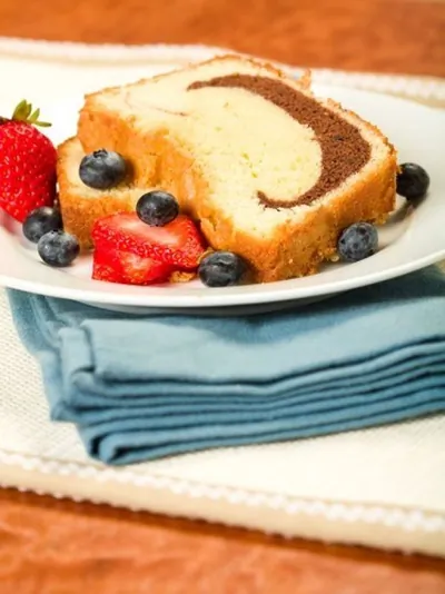 Мраморный пирог с ягодным соусом