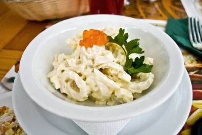 Салат из кальмаров с сыром и грецкими орехами