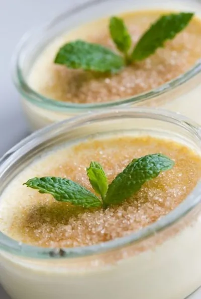 Утренний пудинг из геркулеса с бананом и йогуртом под золотистой карамельной корочкой