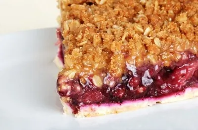 Ягодный крамбл с гранолой