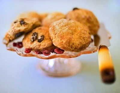 Печенье с белым шоколадом, черникой и кедровыми орешками