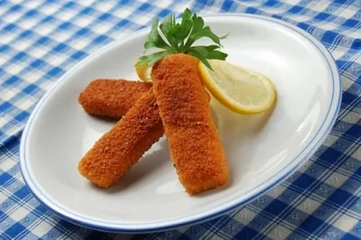 Рыбные палочки из лосося в золотистой корочке из сухарей и пармезана