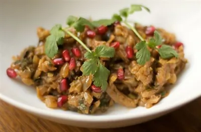 Аджапсандали с зернами граната