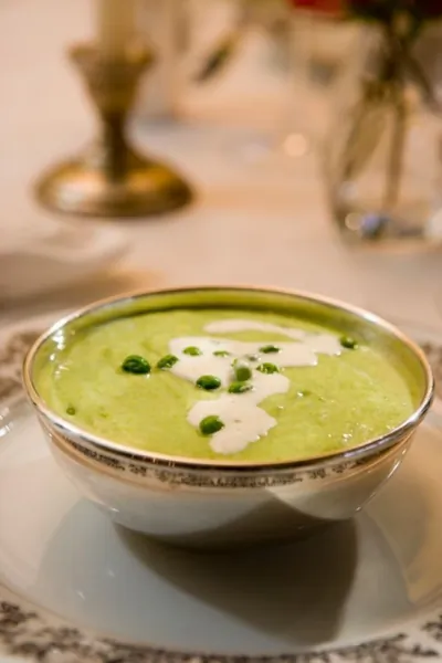 Крем-суп из зеленого горошка и мяты