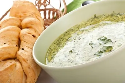 Овощной зеленый суп с сыром и черным перцем