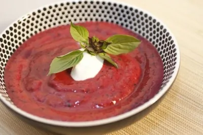 Красный фруктовый суп с мороженым из маскарпоне и мятой
