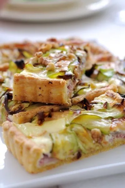 Тарт из цукини, прошутто и сыра «Таледжио» с тестом из поленты