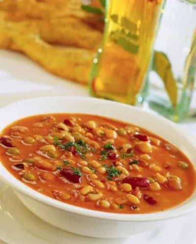 Суп из белой фасоли, чоризо и кориандра