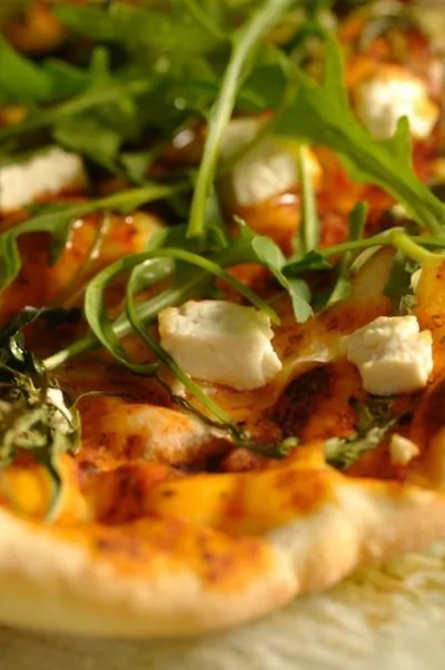 Пицца из лаваша с зеленью, горгонзолой и жареным миндалем