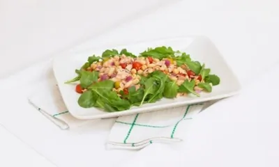 Салат из рукколы, тунца и белой фасоли