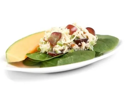 Куриный салат с виноградом, сельдереем и хлопьями миндаля