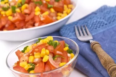 Летний кукурузный салат с базиликом