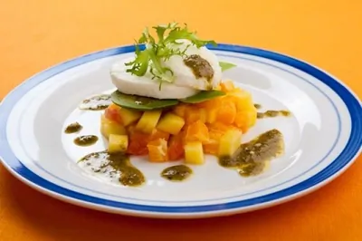 Фруктовый салат с авокадо и фисташками