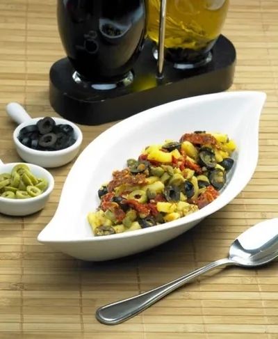 Свежий и легкий салат из молодого картофеля, перцев и маслин