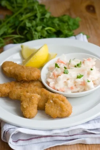 Золотистые куриные грудки с коулсло