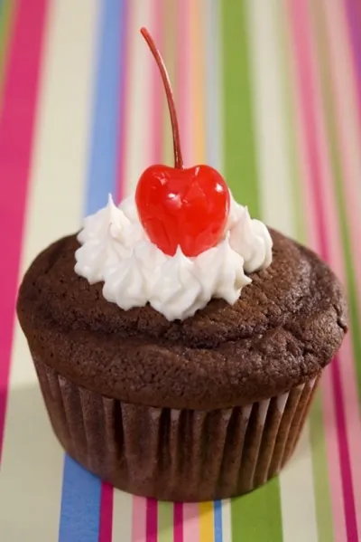 Шоколадные капкейки из рутбира с ванильными шариками и взбитыми сливками