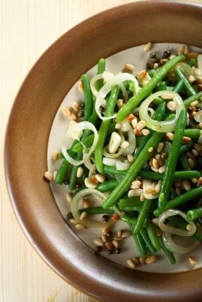 Зеленая фасоль с кедровыми орешками