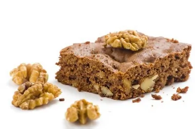 Быстрый песочный торт с орехами и изюмом