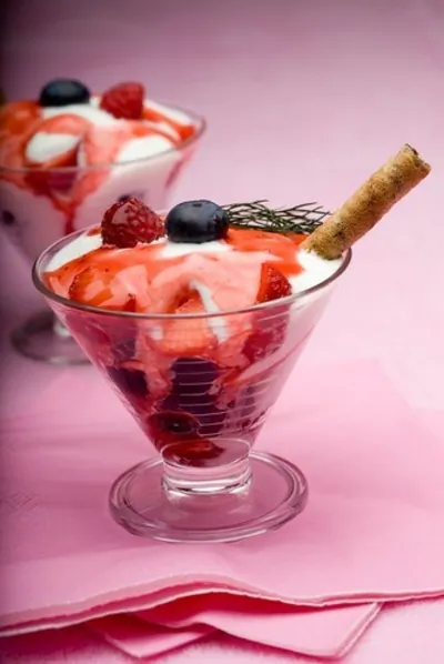 Салат из винограда с клюквой, клубникой и смородиной