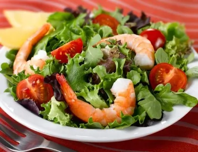 Салат из сладких помидоров с креветками под йогуртово-горчичной заправкой