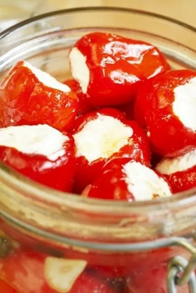 Закуска из фаршированных козьим сыром наваррских перцев пикийо