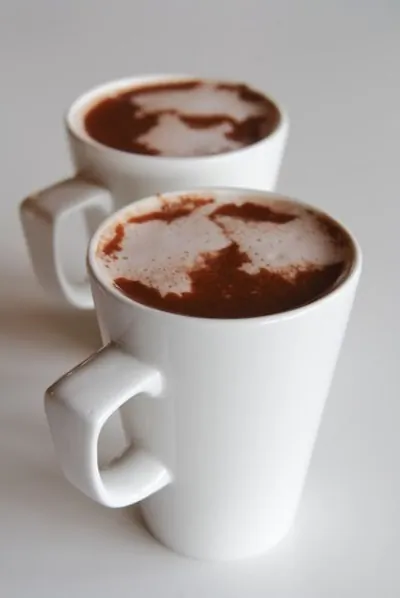 Горячее ванильное молоко со взбитыми сливками