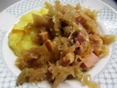 Шукрут (тушеная квашеная капуста с копченостями)