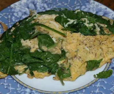 Взбитые яйца со шпинатом и сыром