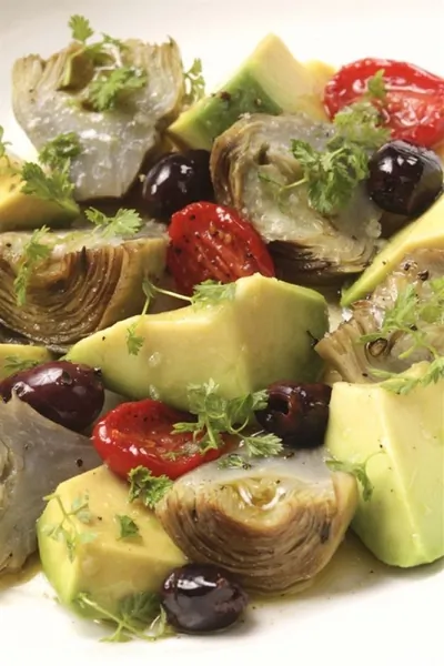 Молодые артишоки с авокадо, таджарскими оливками и томатами «Дотерно»