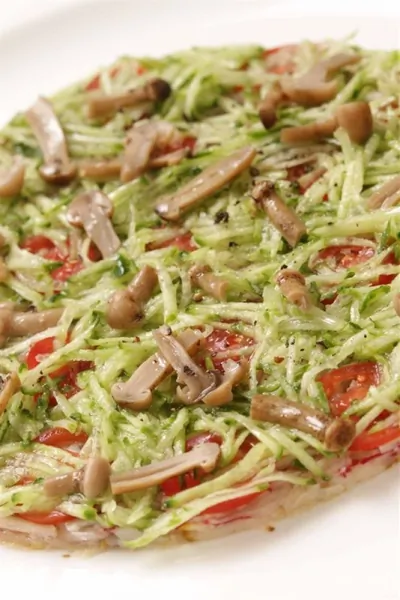 Тиан из тертого редиса, огурца и маринованных грибов с нерафинированным подсолнечным маслом