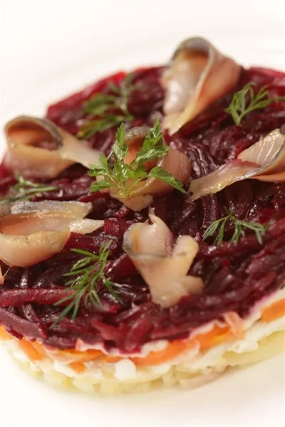 Слабосоленая атлантическая сельдь под шубой из молодых овощей