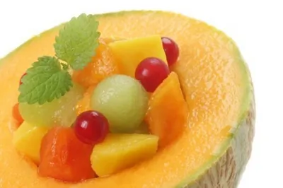 Десерт из дыни с кокосовой стружкой