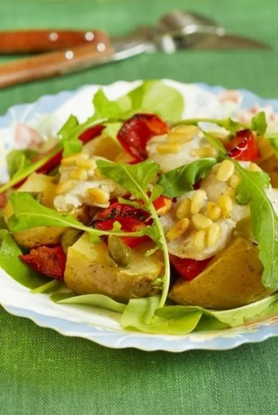 Салат из копченой рыбы с картофелем и каперсами