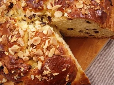 Воздушная ромовая баба по эльзасски с изюмом и миндалем