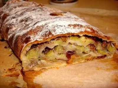 Штрудель с ревенем, сушеной клюквой и грецкими орехами