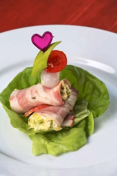 Рулетики с ветчиной и авокадо