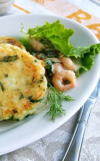 Салат с креветками и блинчиками из пармезана