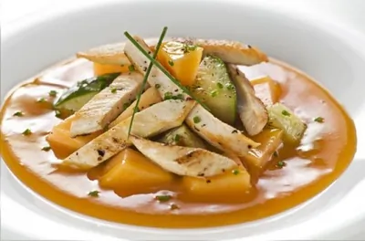 Салат из копченой курицы с грушей