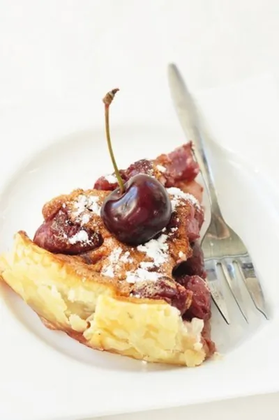 Пирог с вишней и миндалем