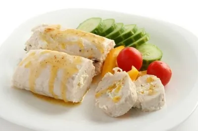 Рулет из индейки с творогом и перцем