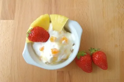 Десерт с ананасом, персиками и мятой