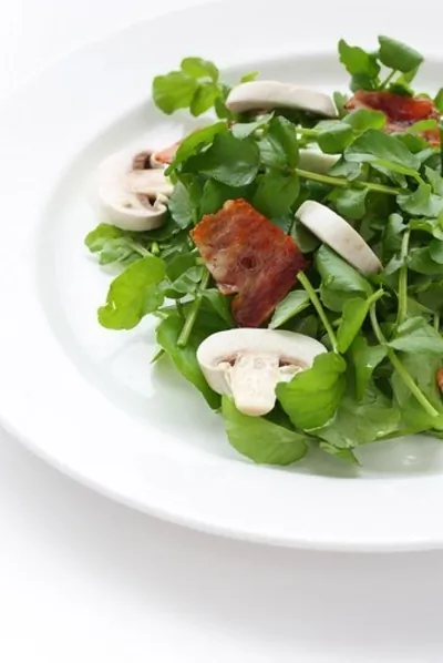 Салат-ассорти с жареными шампиньонами и копченым беконом