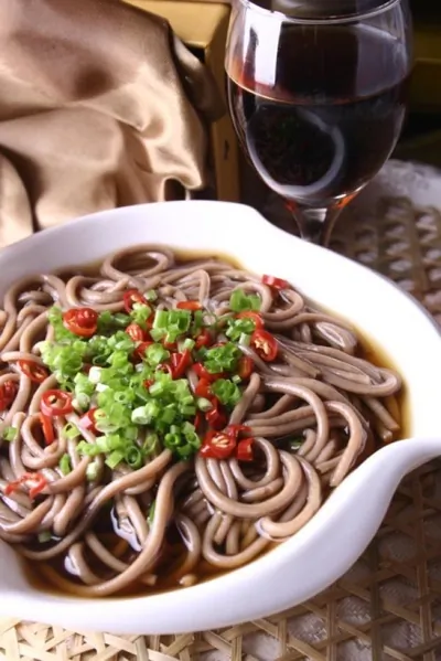 Лапша соба с чили, имбирем и соевым соусом