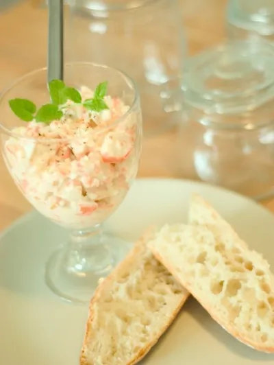 Салат из творога и крабовых палочек