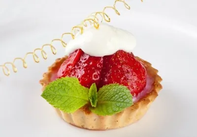 Корзиночки с творогом и клубникой